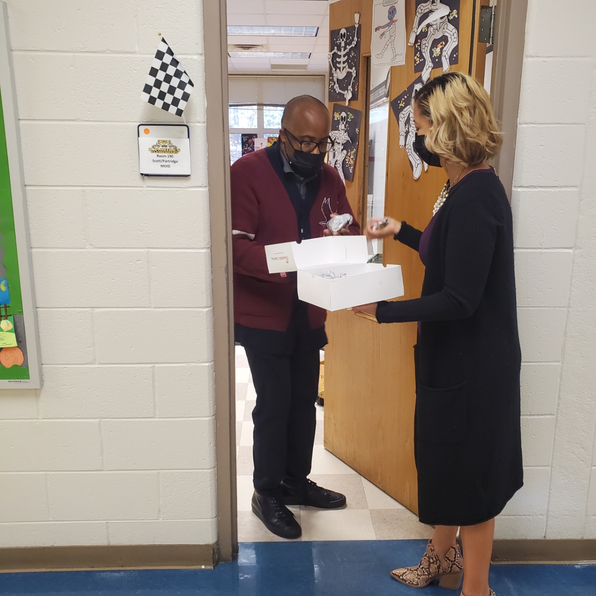 MilesTigersAPS's tweet photo. Principal Perry gives delicious food to Miles Elementary staff to show she is Thankful. #spiritofgivingthanks @apsupdate @drkalag https://t.co/AVeUvLb9aJ