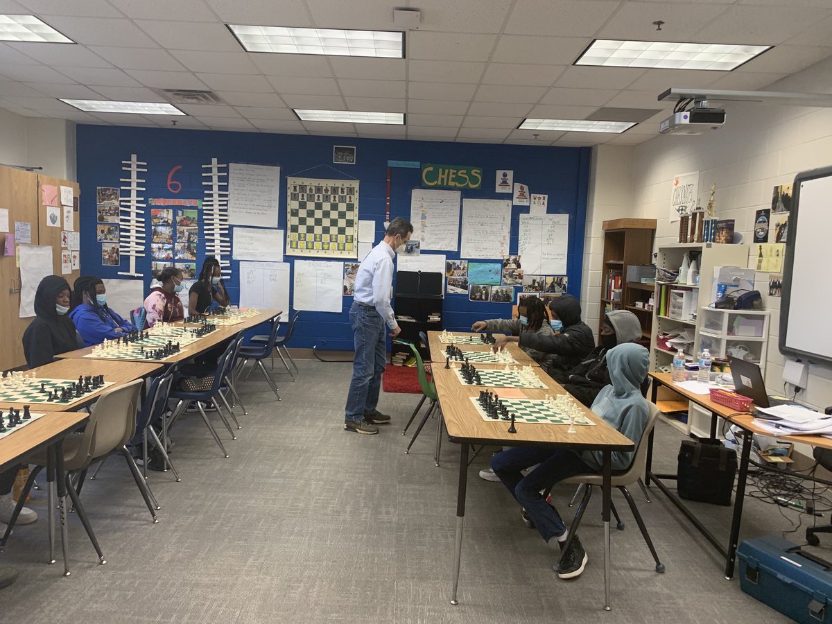 EdmondsChess's tweet image. Price chess students play simultaneously against the President of the Georgia Chess Association. Will a student win?
