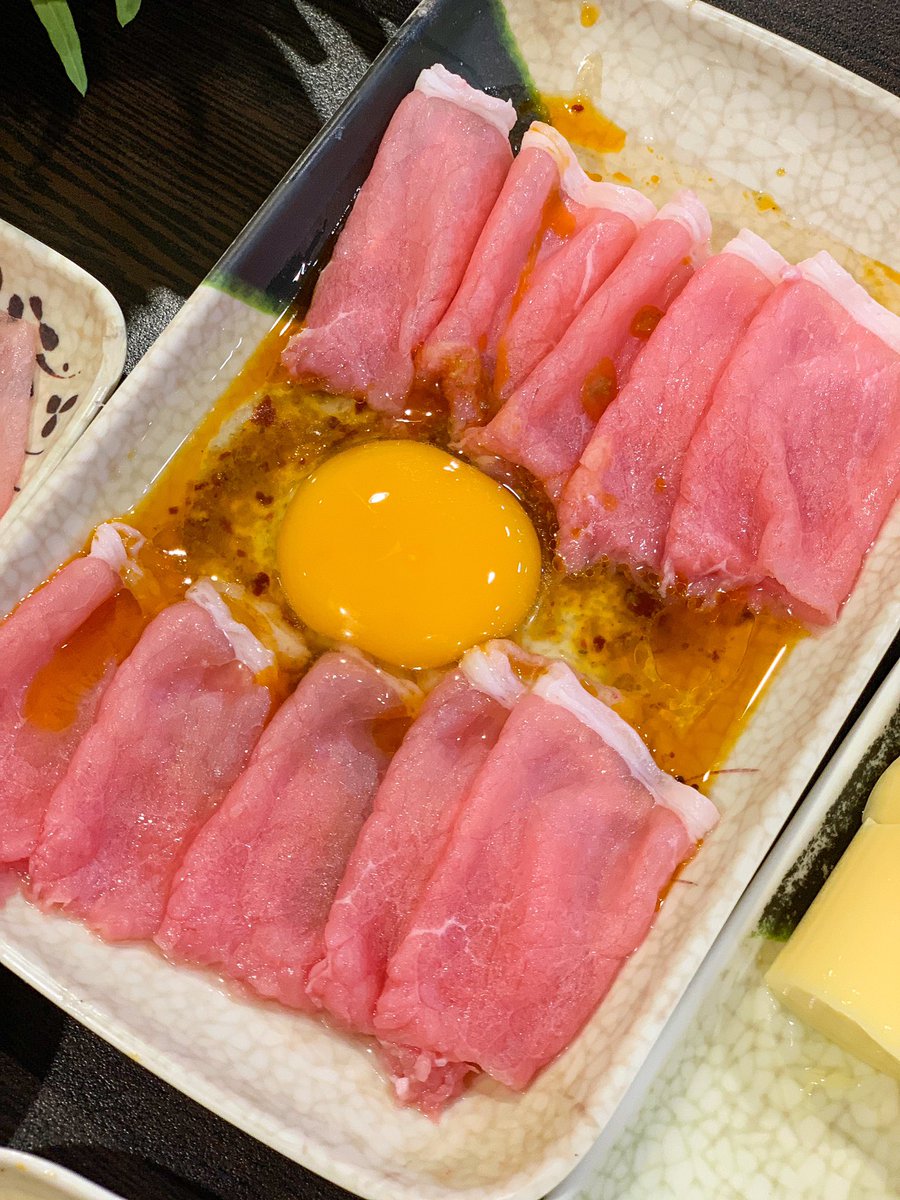 whatdoueattoday's tweet photo. มื้อดึกก็กินชาบูไปเลยสิคะ! คิดถึงซุปหมาล่าของร้านนี้มากกกก เผ็ดชาได้ใจ🥵💥 ทั้งเนื้อซาเตตอกไข่หอมเครื่องเทศเค้าอะ ละสามชั้น เบคอนติดมันแบบจุกๆคือโคตรอร่อย น้ำจิ้มสุกี้เค้าเข้มข้นมาก ไปลองเถอะหัวละ 199 ไม่รวมน้ำนะ คุ้ม👏🏻 (ต่อ)
📍สุกี้ดารา
@aroii @ReviewAroii #อร่อยบอกต่อ https://t.co/JsWaEwo4MY