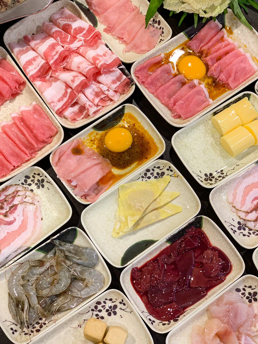 whatdoueattoday's tweet photo. มื้อดึกก็กินชาบูไปเลยสิคะ! คิดถึงซุปหมาล่าของร้านนี้มากกกก เผ็ดชาได้ใจ🥵💥 ทั้งเนื้อซาเตตอกไข่หอมเครื่องเทศเค้าอะ ละสามชั้น เบคอนติดมันแบบจุกๆคือโคตรอร่อย น้ำจิ้มสุกี้เค้าเข้มข้นมาก ไปลองเถอะหัวละ 199 ไม่รวมน้ำนะ คุ้ม👏🏻 (ต่อ)
📍สุกี้ดารา
@aroii @ReviewAroii #อร่อยบอกต่อ https://t.co/JsWaEwo4MY