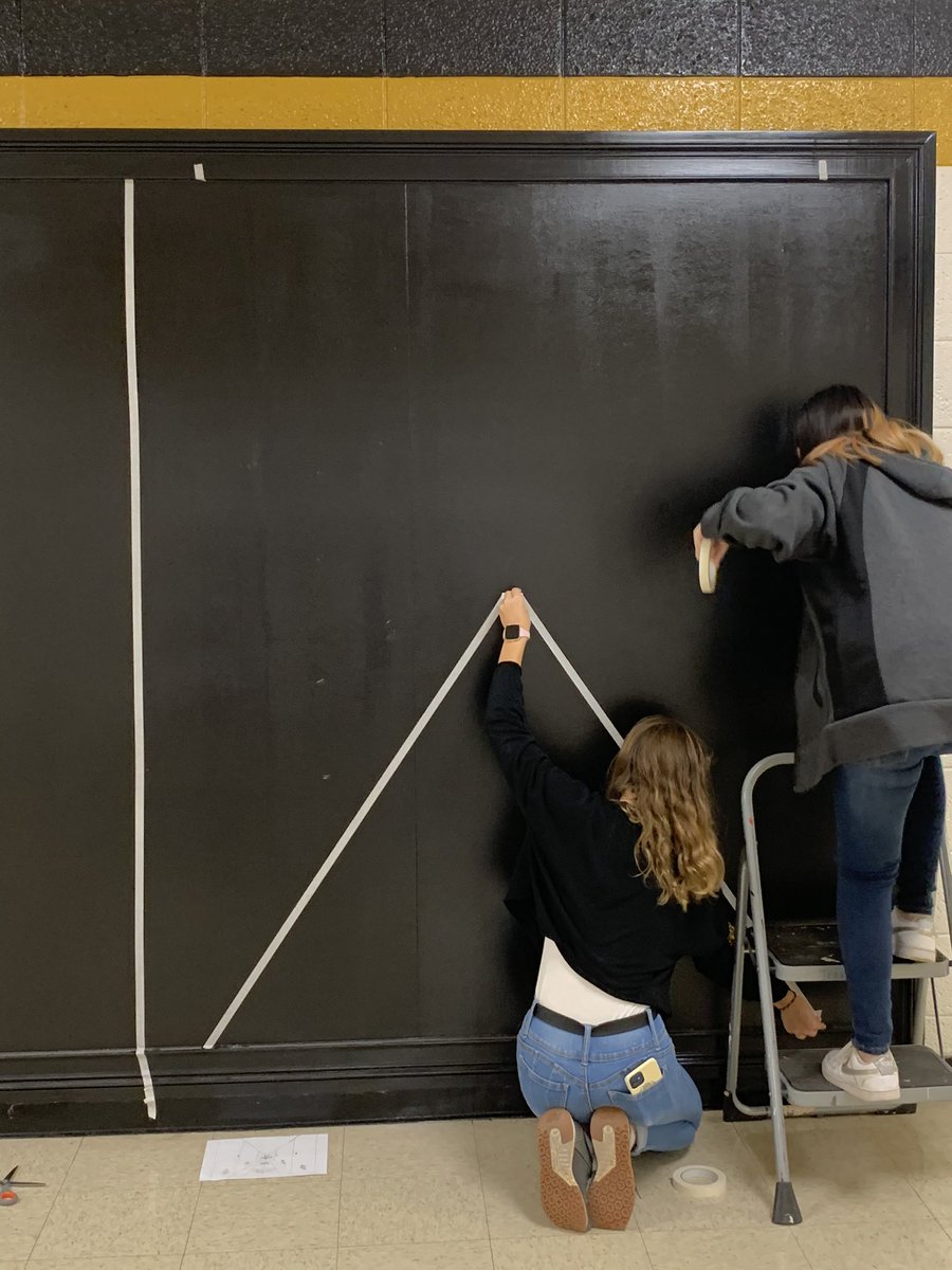 mpvisualarts1's tweet photo. Today in #room224 : Art I 1-pt. perspective tape murals & getting in the Christmas spirit during planning time with Jon Batiste ππ#iknowitsearly #hollyjolly #mpvisualarts https://t.co/7ztLKBgILB