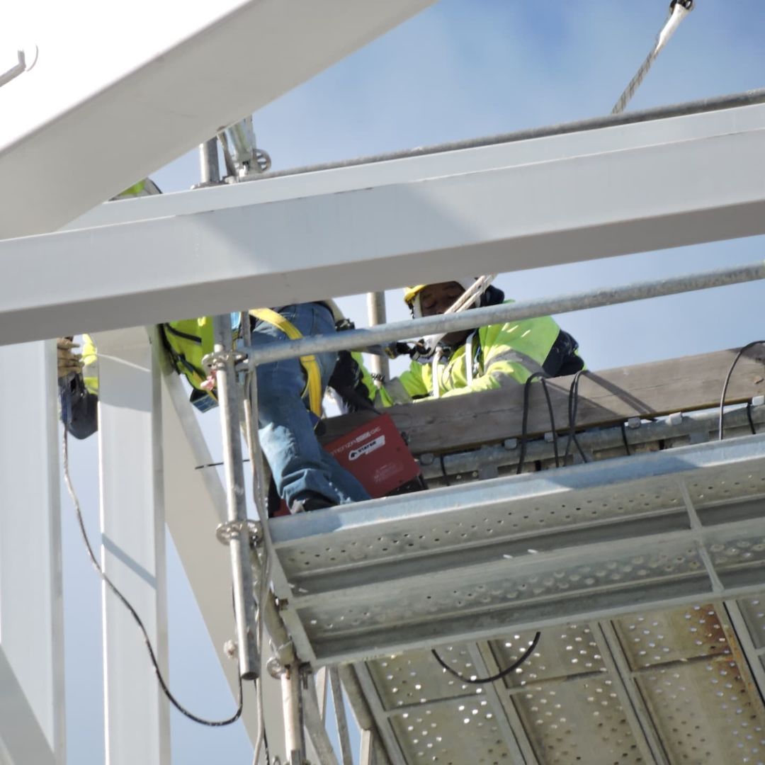 🧐 Han llegado a nuestras manos estas imágenes donde se aprecia como #profesionales en soldadura llevan a cabo su trabajo en la obra del #SantiagoBernabeu con uno de nuestros #soldadores. 

Nos ilusiona saber que nuestros equipos forman parte de una obra de tal magnitud.
