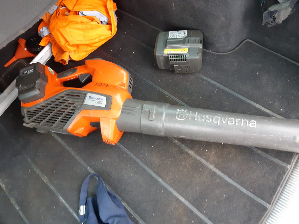 In Bilthoven heeft er vandaag een diefstal plaatsgevonden
Wij zoeken getuigen en de eigenaar van deze bladblazer.
Herkend u deze bladblazer (of bent u getuigen) dan kunt u contact opnemen met politie de Bilt via 0900-8844 onder vermelding van
procesnummer: 2021362990.