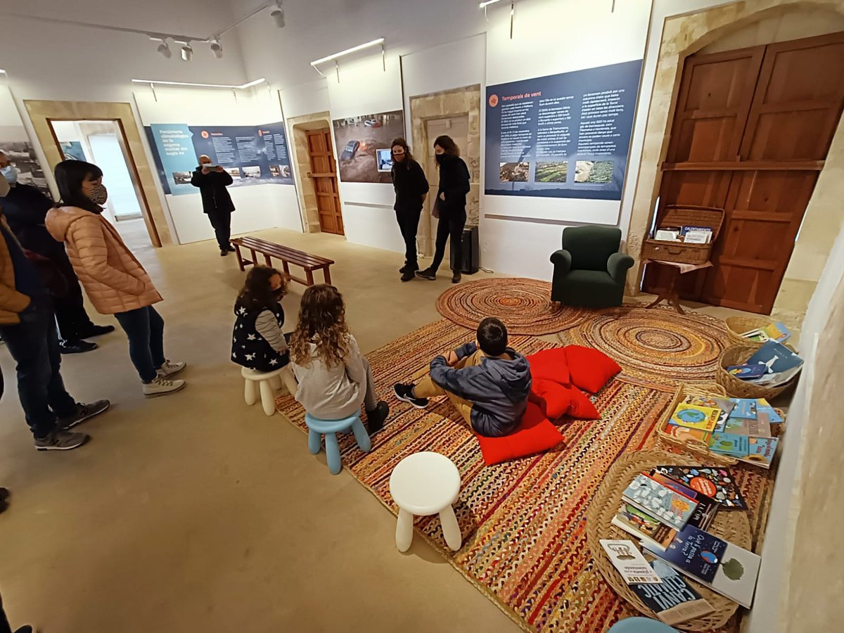 MuseuManacor's tweet photo. La nova exposició "El canvi climàtic també depèn de tu" compta amb un racó de lectura per a grans i petits.
No tens excusa per no visitar-la ja que està pensada per a tots els públics. La propera visita guiada és el dissabte, 27 de novembre, a les 17.30 h.
#museumanacor #climaMW https://t.co/scIad6xmqv