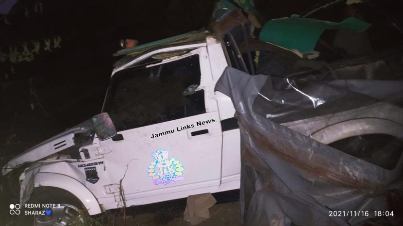 JAMMULINKS's tweet photo. POONCH: A policeman was killed and five others were injured, four of them critically, when a police vehicle, part of SSP Poonch's escort, skidded off the road and fell into a river in Surankote area of this mountainous district on Tuesday.

Read more at: https://t.co/7UUjaobfLe https://t.co/VSuTEEIh02