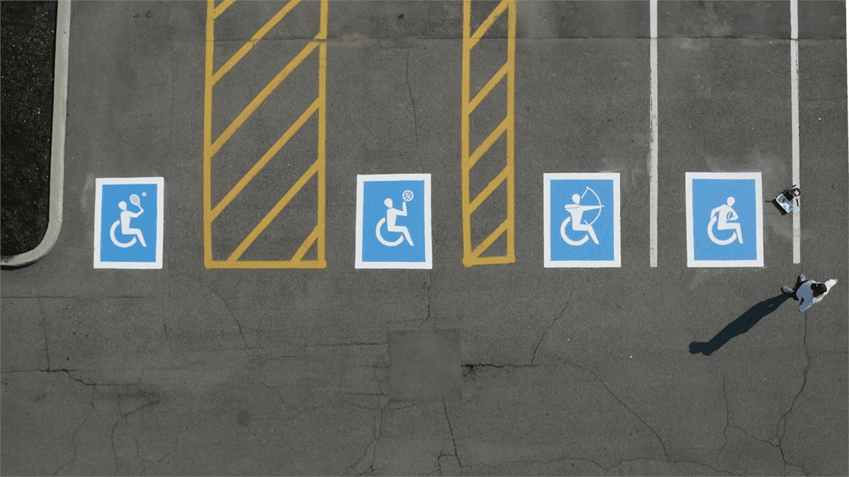 AgenceKaolin's tweet photo. Communication responsable : Decathlon Canada  ajoute une dimension sportive au pictogramme identifiant les lieux réservés aux personnes handicapées.
Via @creapills  https://t.co/dYAtFnao1W
@Decathlon https://t.co/1wKj2zEqCm