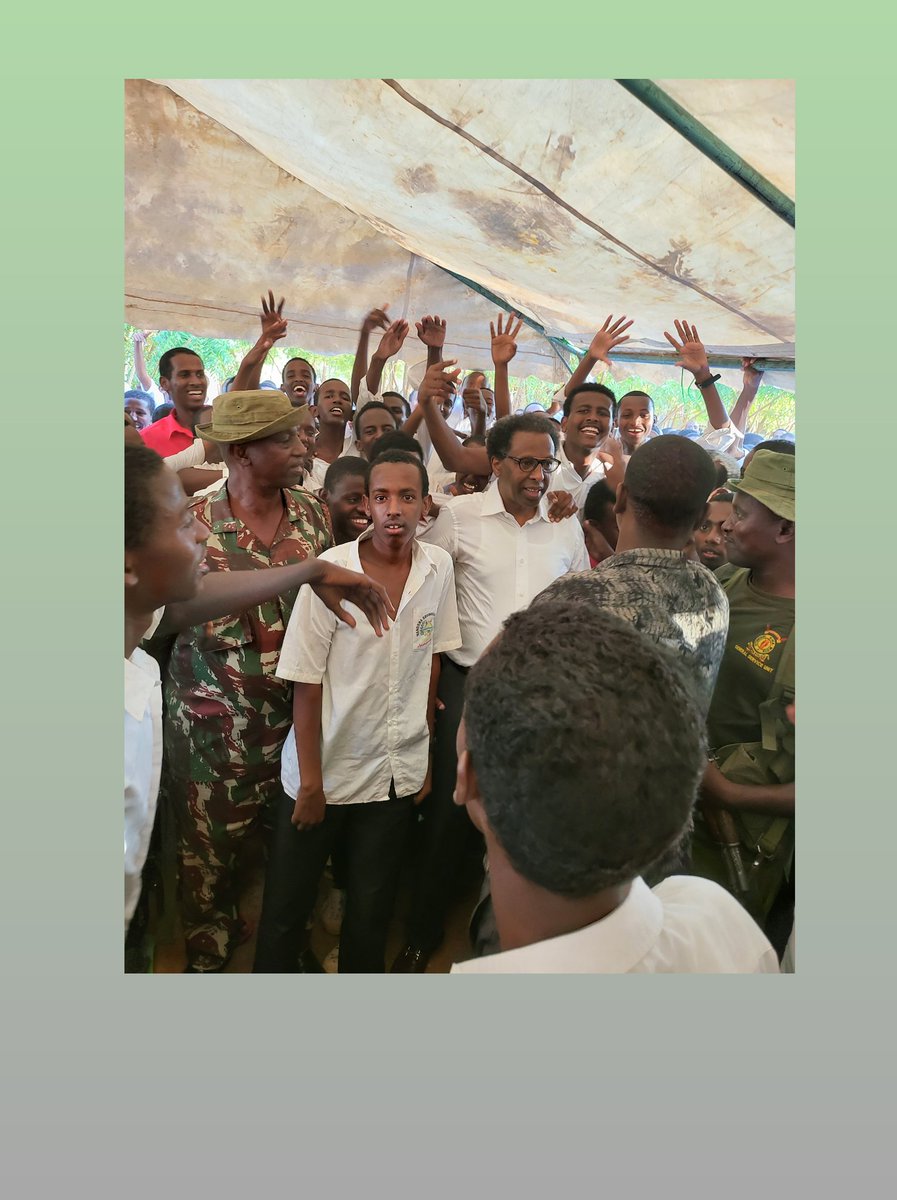 ahmednasirlaw's tweet photo. When I addressed 1300 students in Mandera Secondary School yesterday in each one of them I saw myself in my first day in form 1...in their eyes I saw my fears and hopes...I told them many students in Mandera school eventually made it to an IVY LEAGUE University! https://t.co/RfrX59cg40
