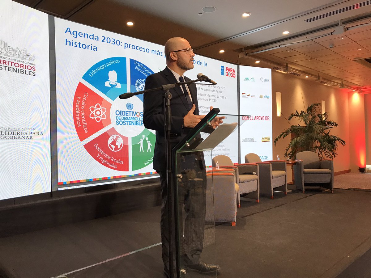 lideresgobernar's tweet photo. @fdopachano, delegado de @PNUDEcuador, habla sobre los #ODS y la Agenda 2030 y la importancia de implementarlos en la gestión de ciudades. #TerritoriosSostenibles https://t.co/AjIDtJnJMr