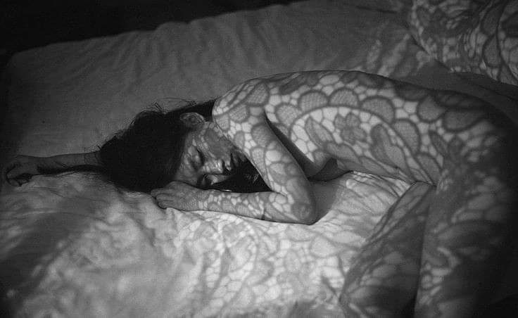 “Me pasé la vida aprendiendo a sentir menos.
Cada día sentía menos.
¿Eso es madurar? ¿O es algo peor?
Uno no puede protegerse de la tristeza sin protegerse al mismo tiempo de la felicidad".
Jonathan Safran Foer