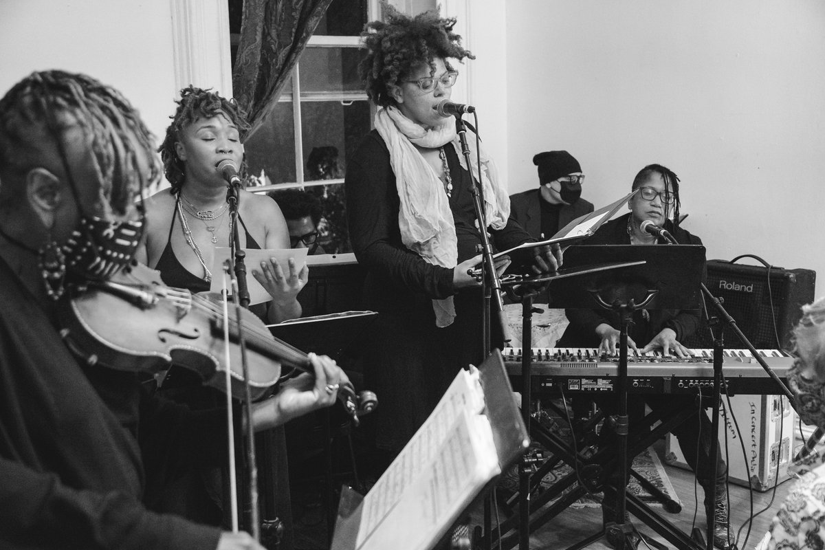 namaroonmuse's tweet photo. Gwen Laster, Olithea Anglin, Yohann Potico, Howard Alper (shown) Gregory Kage and Shawn Banks (musically there but not in the shot) joined me for an audience luvback performance a couple of weeks ago
photo by Alex Joseph
#janiceloweandnamaroon
#CityArtistCorps
@ChelseyPage https://t.co/K95sZzdkkm