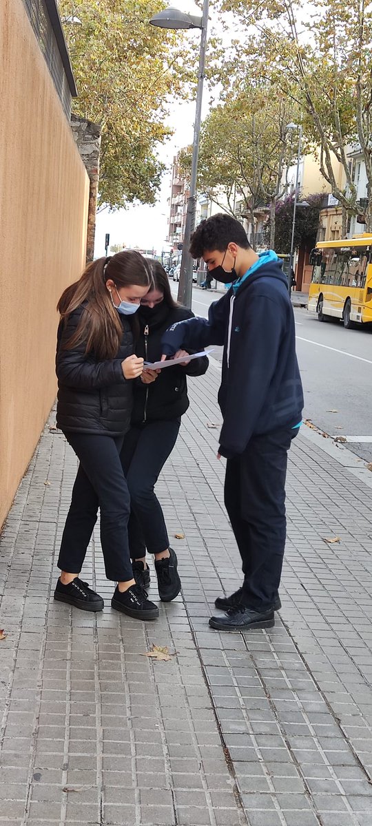 standreu's tweet photo. #3ESO sortim als carrers del voltant del col·legi per posar en pràctica el que hem aprés els darrers dies sobre una #mobilitat més #sostenible #neta #segura #accessible i #connectada 💚🚴♀️🚶♂️🚃 i ens preparem per a proposar possibles millores! #projecte #projecteeuropeu #CES4Kids https://t.co/phH5dePbbg