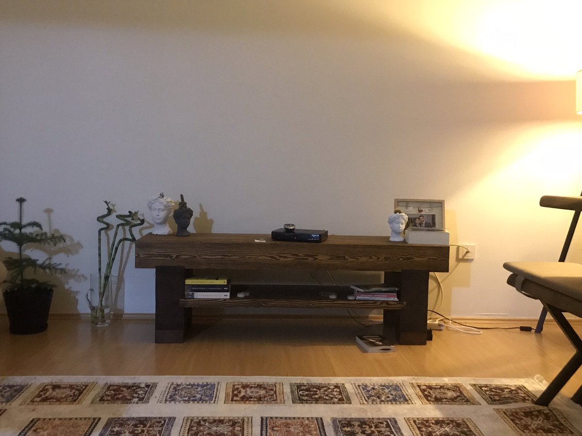 geniuskralicesi's tweet photo. Evlenmeden önce kendinize şu soruyu sorun, bu adam maç izlemek için evdeki televizyonu alıp arkadaşlarına götürür mü? https://t.co/IxYwdDLExn