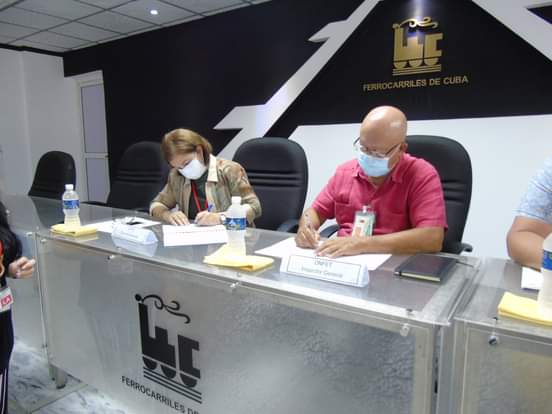 ferrocarrilcuba's tweet photo. El Inspector General #ONFET, Arnaldo Rodríguez Rosabal y la Directora General de la Unión de Ferrocarriles de Cuba, Fátima M. Palacios Garrido firman Convenio de Colaboración.
#IdealPorCuba
#TransporteCuba
#ferrocarrilcuba
#CubaViveyRenace https://t.co/e6IvY0CCi3