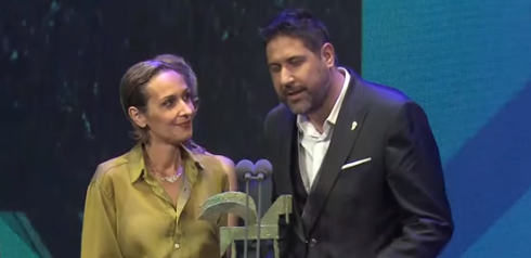 RTVCes's tweet photo. 🔴 Televisión Canaria recibe el #PremiosOndas2021 por la cobertura informativa de la #ErupcionenLaPalma. Lo veremos en unos minutos en #TN2Canarias 
 
#RTVCconLaPalma #VolcándeLaPalma https://t.co/b3jML92bSw