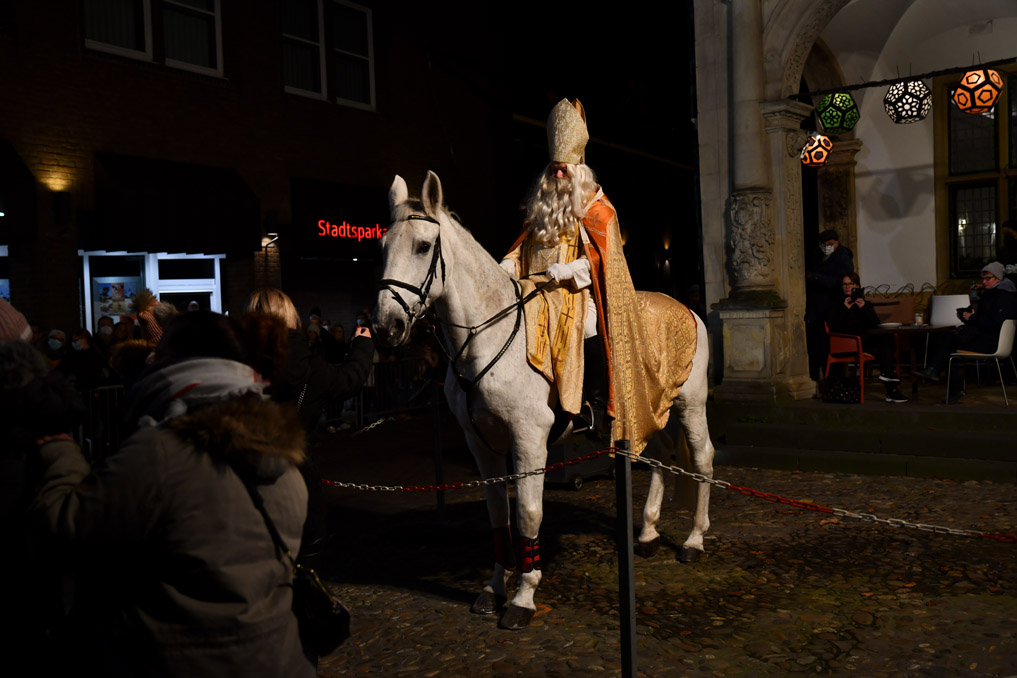 KlausLudwig7's tweet photo. Trotz Corona konnte der Sankt Martins-Umzug wieder stattfinden. Die Freude bei den Jüngeren war überdeutlich zu sehen und zu hören.

Der nicht endende Umzug war von begeisterten Kinderstimmen und seligen Glühwein-Geniesser*innen begleitet, die sich

https://t.co/DTU5rkolhL https://t.co/QX9QqGLwwc