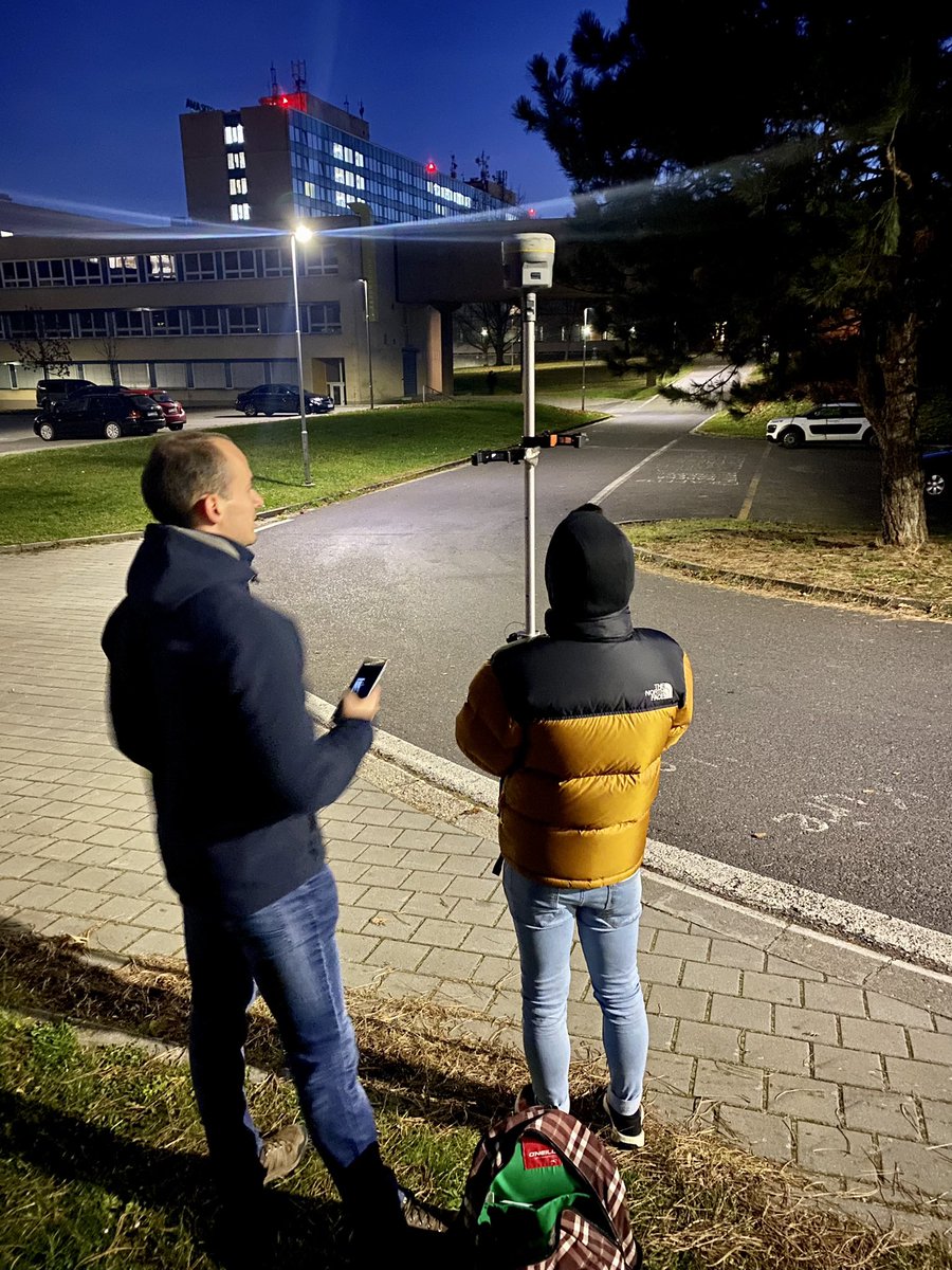 KatedraGIS's tweet photo. Aj takto môže vyzerať zber dát na diplomovú prácu. Náš piatak Marek Halaj vo svojej diplomovej práci testuje presnosť určenia polohy pomocou smartfónov. 📱🛰🌍 #diplomka #diplomovaprace #gnss #vsbtuo #katedrageoinformatiky #hgfvsbtuo https://t.co/JKsw80s6mp