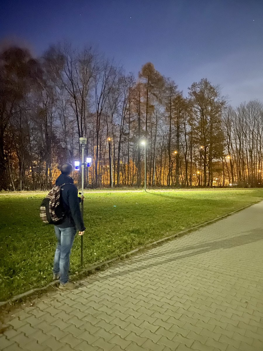 KatedraGIS's tweet photo. Aj takto môže vyzerať zber dát na diplomovú prácu. Náš piatak Marek Halaj vo svojej diplomovej práci testuje presnosť určenia polohy pomocou smartfónov. 📱🛰🌍 #diplomka #diplomovaprace #gnss #vsbtuo #katedrageoinformatiky #hgfvsbtuo https://t.co/JKsw80s6mp