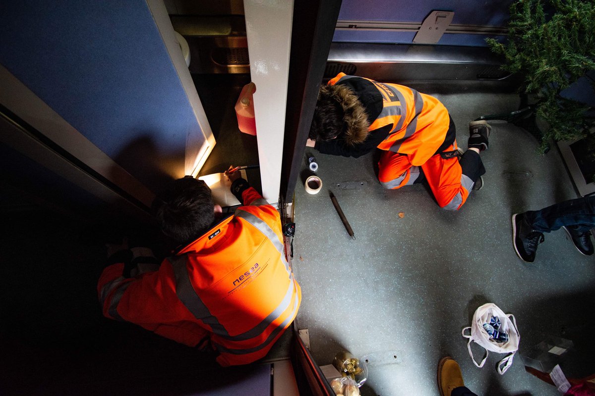 _cftst's tweet photo. ⚡️L’X2141 est à présent équipé de prises électriques dans les cabines de conduite ! 

➡️Grâce à la participation de tous les membres durant ces dernières séances, le chantier d’installation de prises électriques progresse ! 

Une séance très chargée par ailleurs ⤵️ 1/9 https://t.co/9ezMzTqMsS