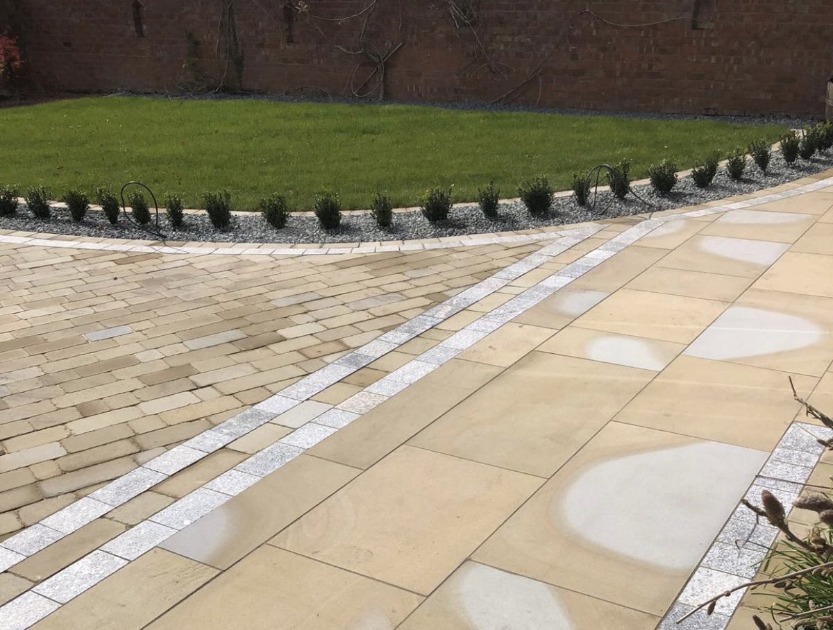 Sawn yorkstone and sawn granite… two of our favourite paving materials. 

They compliment each other so well. Is it time you did something about your paving and landscaping? 

Call the award winning experts on 07704 757393.

15% off our range if you book before Christmas 💴💴💴