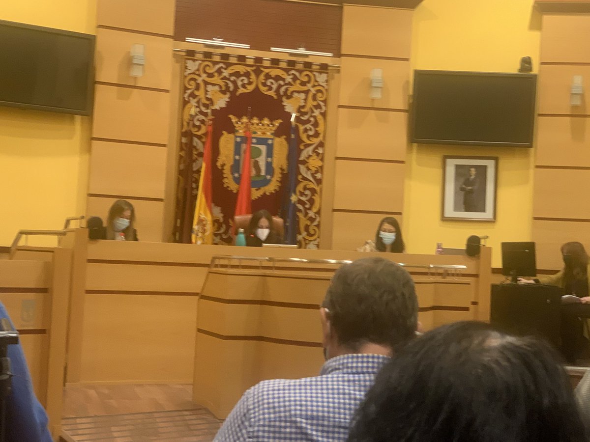 PacoPerezRamos's tweet photo. Abandonamos el pleno de Villa de Vallecas, por la decisión arbitraria de la concejala Concha Chapa de expulsar al vocal de ⁦@MasVallecas⁩, Manuel Rodriguez.Una decisión anti democrática y sin precedentes en el distrito https://t.co/cnPoukshCd