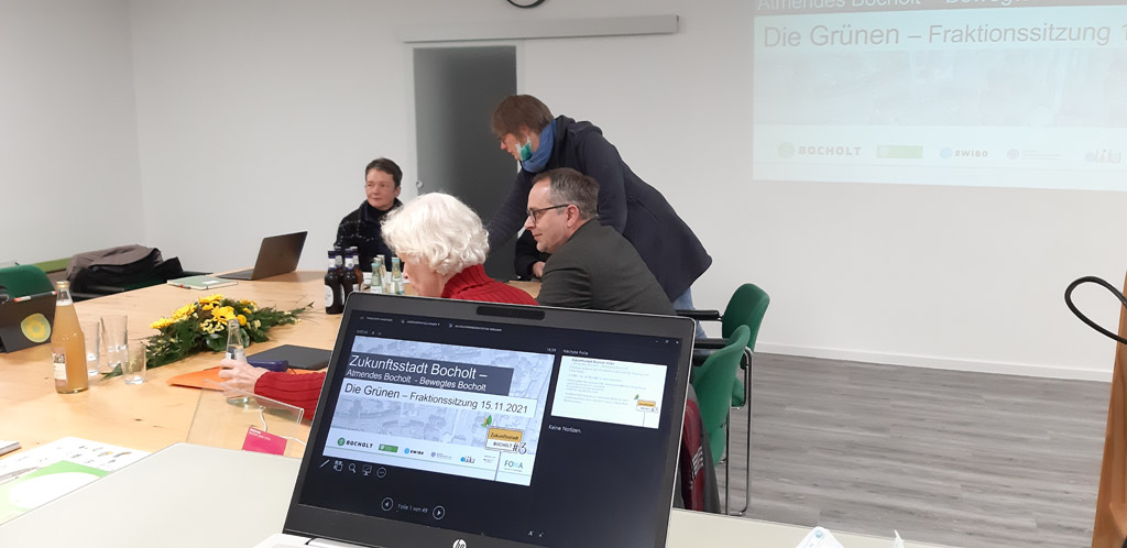 KlausLudwig7's tweet photo. Sascha Terörde, Leiter des Zukunft- und Strategiebüros für Bocholt erläutert in einem spannenden Vortrag u.a. das Bürgergutachten  zur Zukunftsstadt Bocholt 2030+.

Mit dabei war auch Bürgermeister Thomas Kerkhoff.

https://t.co/3XrNKLvmu2 https://t.co/7ZaNkcXqco