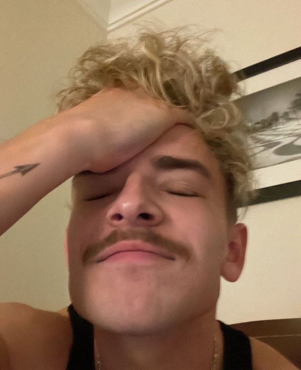 velvetross_'s tweet photo. eu te amo joshua de bigode e vou te proteger de todo mundo que não concorda cmg :) https://t.co/D9IdxKeEF3