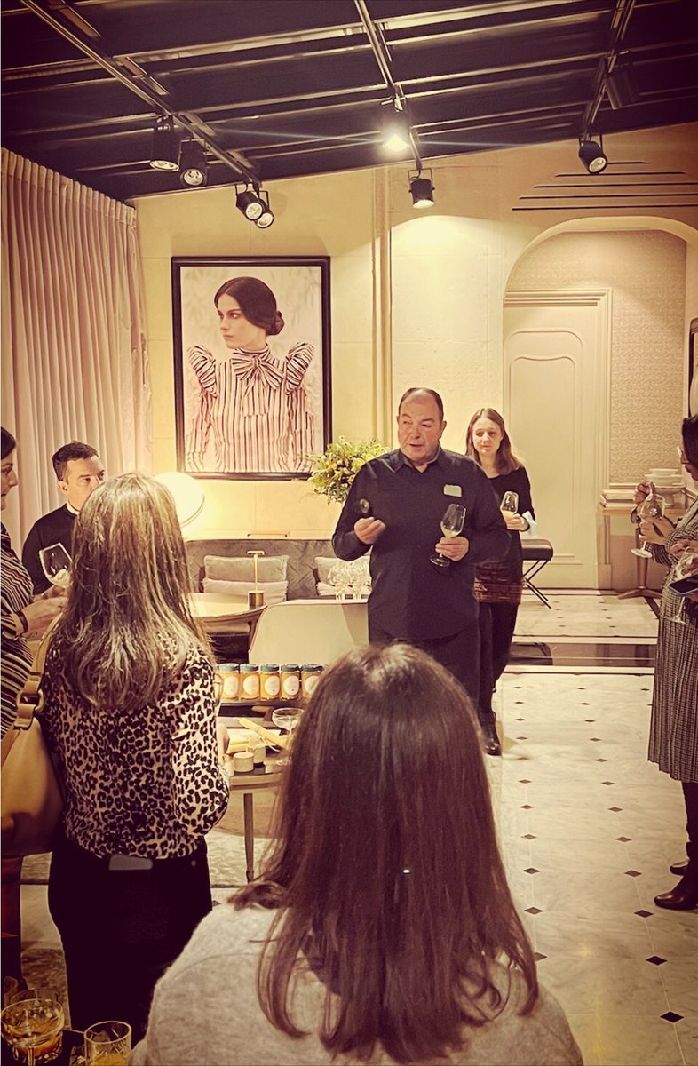 SNApiculture's tweet image. Ce soir, à qqes jours du lancement de l #ApiWeek coordonnée par #InterApi, Didier Mouchet, expert de l’analyse sensorielle #miels,a éveillé les papilles. 1 objectif: apprendre à savourer, découvrir les textures,les arômes,la diversité des #miels .Merci à notre apiculteur expert!