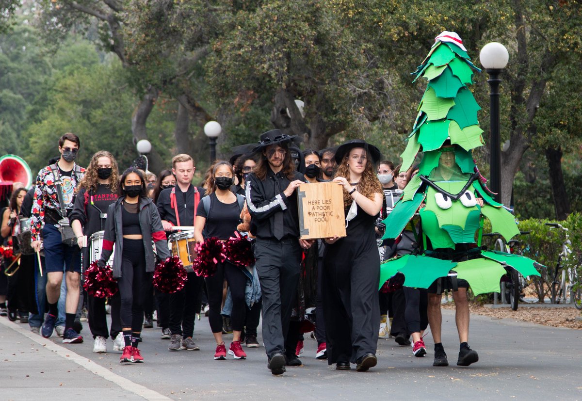 StanfordAlumni's tweet photo. Yesterday, the Band led the annual BEARial in preparation for Big Game. It started with a processional and was followed by a eulogy, lots of loud music, @DaStanfordTree and an (un?)fortunate impalement.

Nice, @lsjumb, nice. 

#BeatCal #GiveEmTheAxe #RIPOski https://t.co/x6ZAPfEEp7