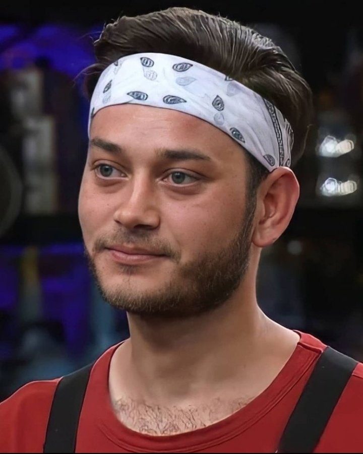Birden geldin aklımaa yakıverdin ışıkları 🤭 #emrebueber
