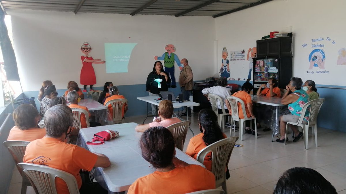MAE_Zonal5's tweet photo. #NuestrosTécnicos #PRESIS y de @MAAE_Guayas, brindaron charla a los adultos mayores de la Fundación Caminando al Futuro del Estero Palanqueado sobre basura marina. El objetivo de la fue concienciar a los participantes sobre el cuidado a los ecosistemas frágiles como el manglar. https://t.co/i9xaKt5HTG