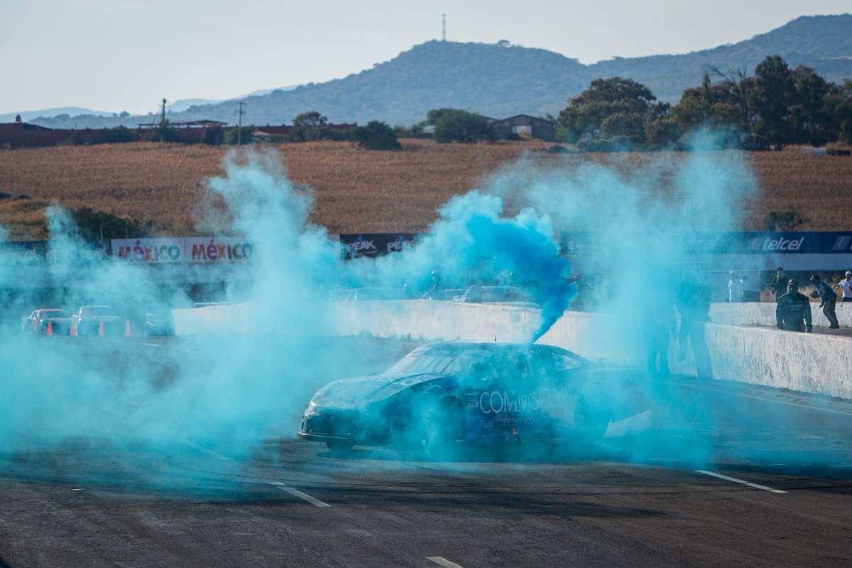 Telcel_Racing's tweet photo. ¡Es niño 👶!

🏁 Así fue como @abrahamcalderun nos dio a conocer el pasado domingo que él y su esposa @monique_csr ​serán padres de un niño. ¡Muchas felicidades! 💙🚗💨 https://t.co/yO1ncA0pcb