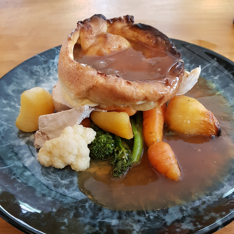 thetravellocker's tweet photo. We Eat with our Eyes! The Sunday Roast: It`s what Sunday was created for? The Cottage Tavern #Ashorne #Warwickshire Roasted Lemon & Thyme Chicken, Roast Potatoes, Seasonal Vegetables, Yorkshire Pudding & Sage Gravy #pub #restaurant #food #Foodies #chef #Food #hospitality https://t.co/ZP5oO9RUuT