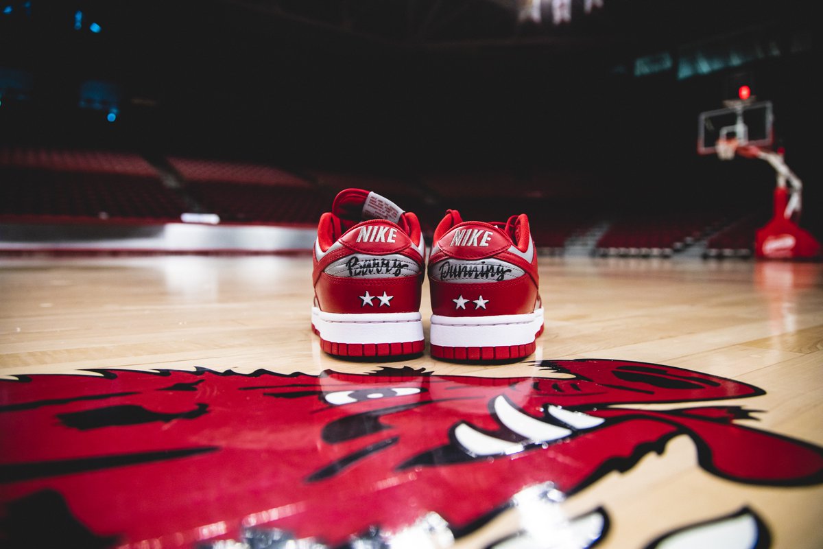 EricPMusselman's tweet photo. Tomorrow nights shoe theme is the 2022 signing class officially joining the @RazorbackMBB family!

🎨 @marlaburleson https://t.co/O6RB5yKdEM