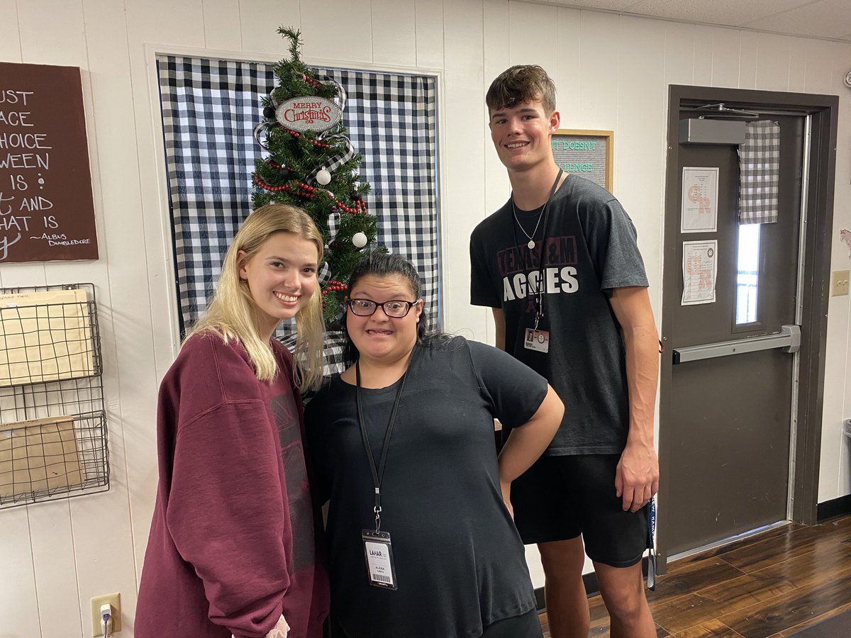 LindseyHaley2's tweet photo. Soooo grateful for my hardworking Vet Science Practicum kids who LOVE working with our beginner ag friends every day! ❤️ #gratitudechallenge #wearegr https://t.co/VTEOf7hNHx