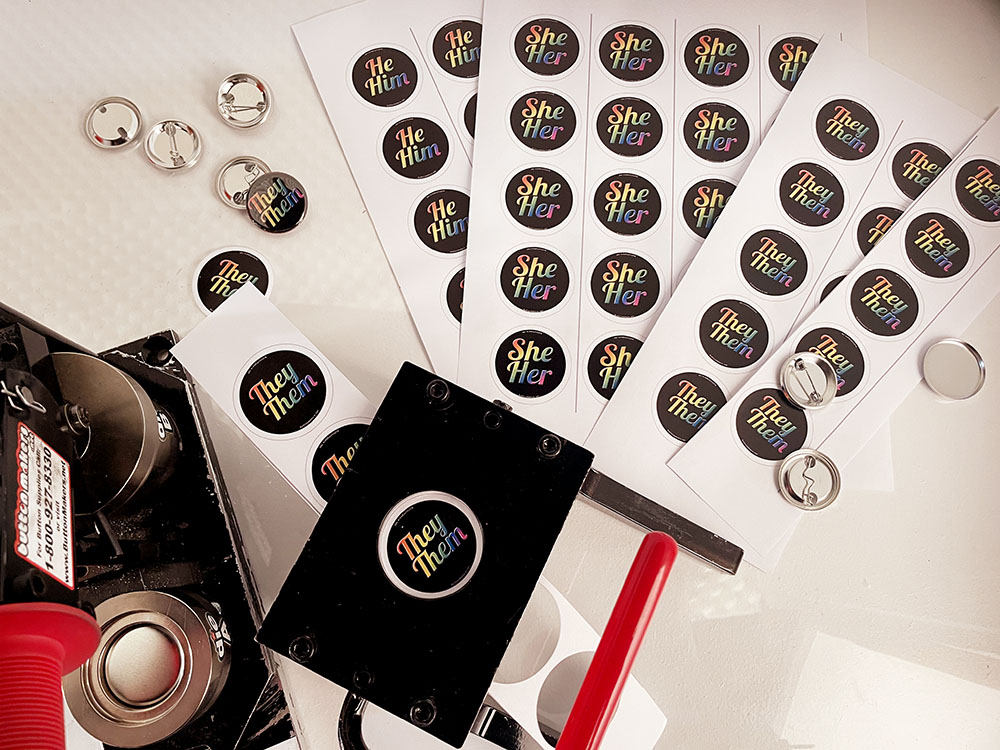 buttonmakers's tweet image. New #pronoun pin designs available for free download!

buttonmakers.net/Printable-Butt…