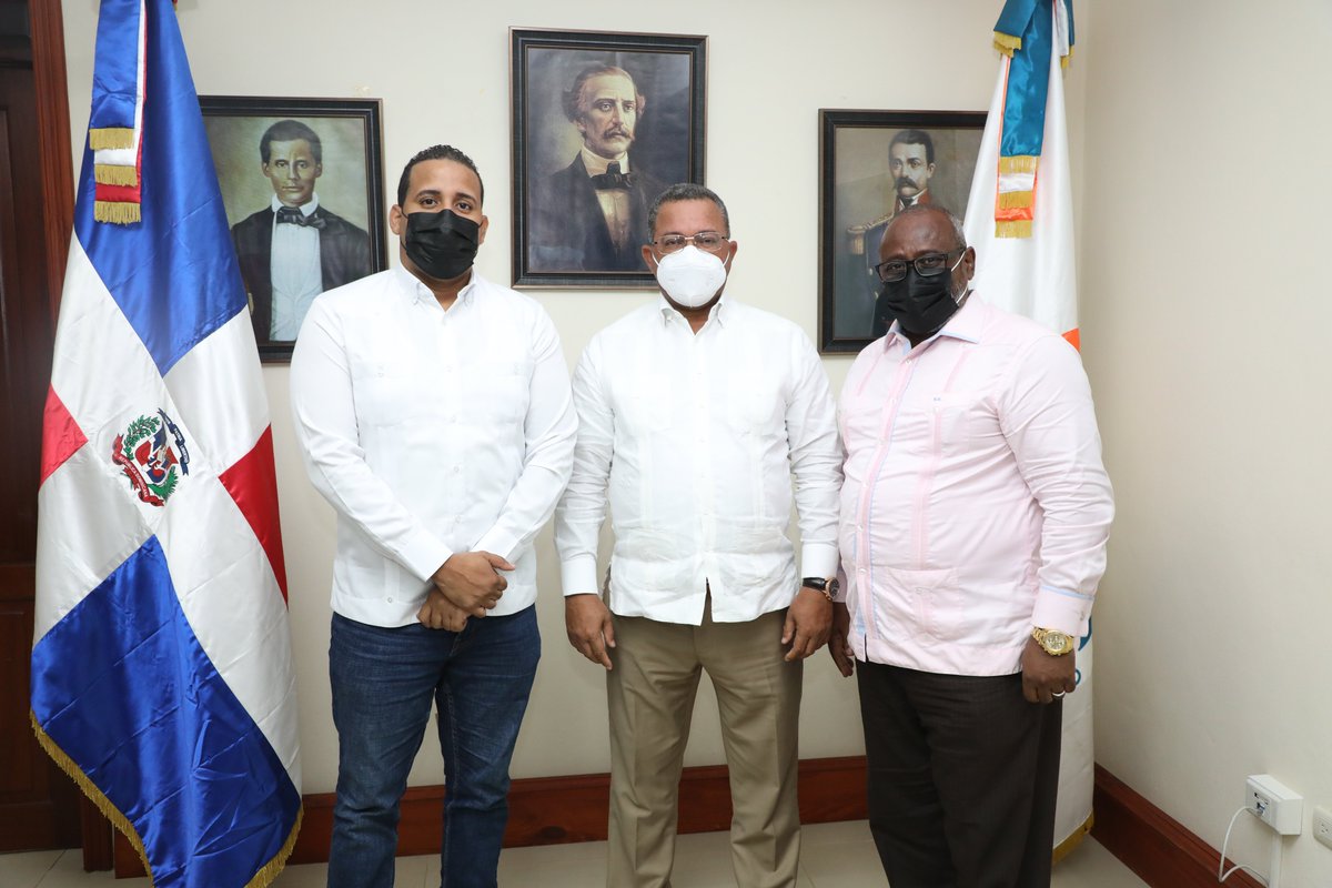INTRANT_RD's tweet photo. #HOY | 🚕🤝Nuestro director ejecutivo, Rafael Arias, sostuvo una reunión conjunta con el presidente de la #Codotatur, Santiago Samora, y con el presidente nacional de ADOCAPPS, Odalis Vega. https://t.co/PZG3nhjZOJ