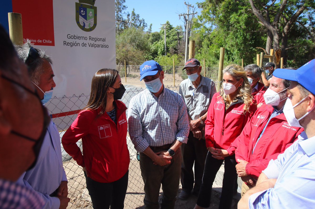 DPPPetorca's tweet photo. ✅Nuestra DPP, María Paz Santelices visitó durante esta tarde junto a la ministra de Agricultura, @mery_undurraga el proyecto de revestimiento y restitución de capacidad del tranque Bartolillo en #Cabildo en el marco de recorrer los servicios asociados a la eficiencia hídrica. https://t.co/owW2OTtZ8t