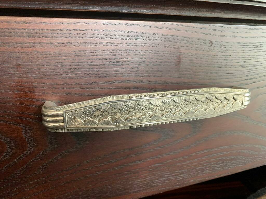 ericmorrisandco's tweet photo. Art Deco drawer pull. CNC milled from brass billet and then fully hand chiseled. Polished nickel, blackened, polished and waxed. Finally gone over with 0000 steel wool for a butler polish. #artdeco #shanghai #custommade #handmade #handchiseled #detail #e… https://t.co/zV5nZy9X7d https://t.co/8YlFmiSfgI