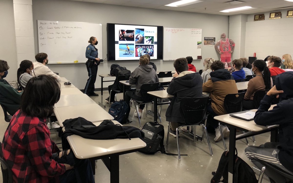 KHPTrooperTiff's tweet photo. Yesterday I got to help Nurse Kenna with @lmhorg to talk with Free State HS students about risky behaviors &amp; safe driving.

#DriveSober #DitchTheDistractions 
#GraduatedDriversLicense https://t.co/EnGq1HjOXs