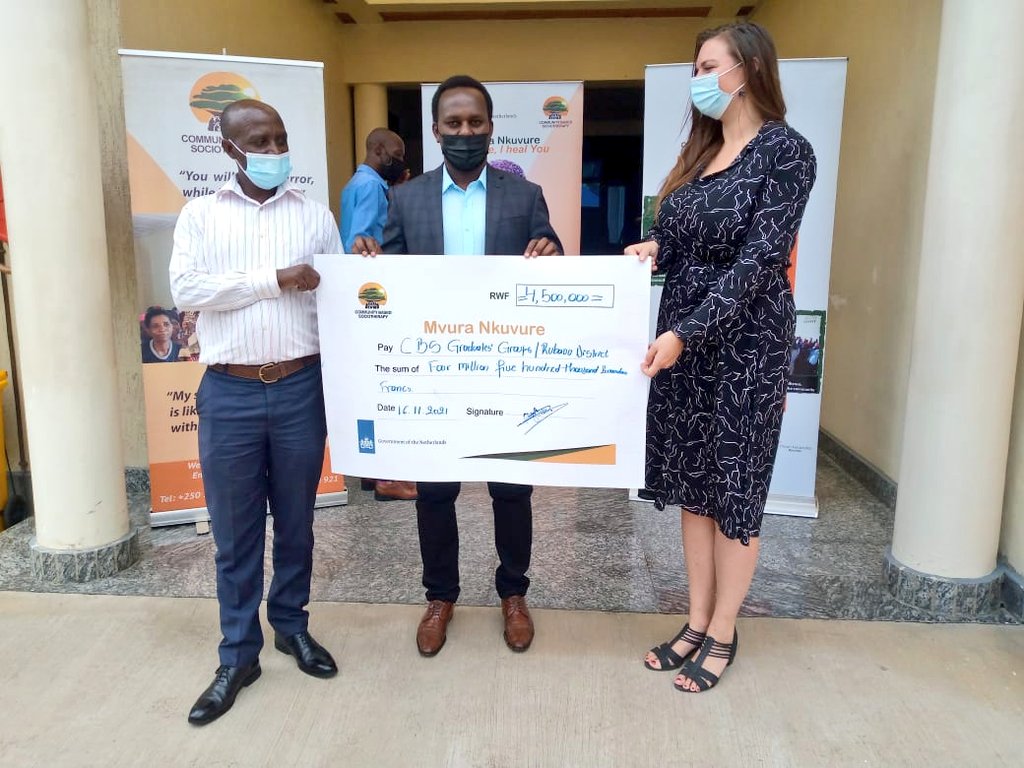 RubavuDistrict's tweet photo. Kubufatanye na @CBS__Rwanda Umuyobozi w'Agateganyo w'Akarere yashyikirije amatsinda ya Mvura Nkuvure inkunga ya Miliyoni 4.5 zizabafasha kwiteza imbere bashimangira Ubumwe n'Ubwiyunge mu gutegura ejo hazaza heza h'Igihugu.@RwandaUnity @Unity_MemoryRw @UnityClubRw @gatjmv https://t.co/h9j21E1uTX