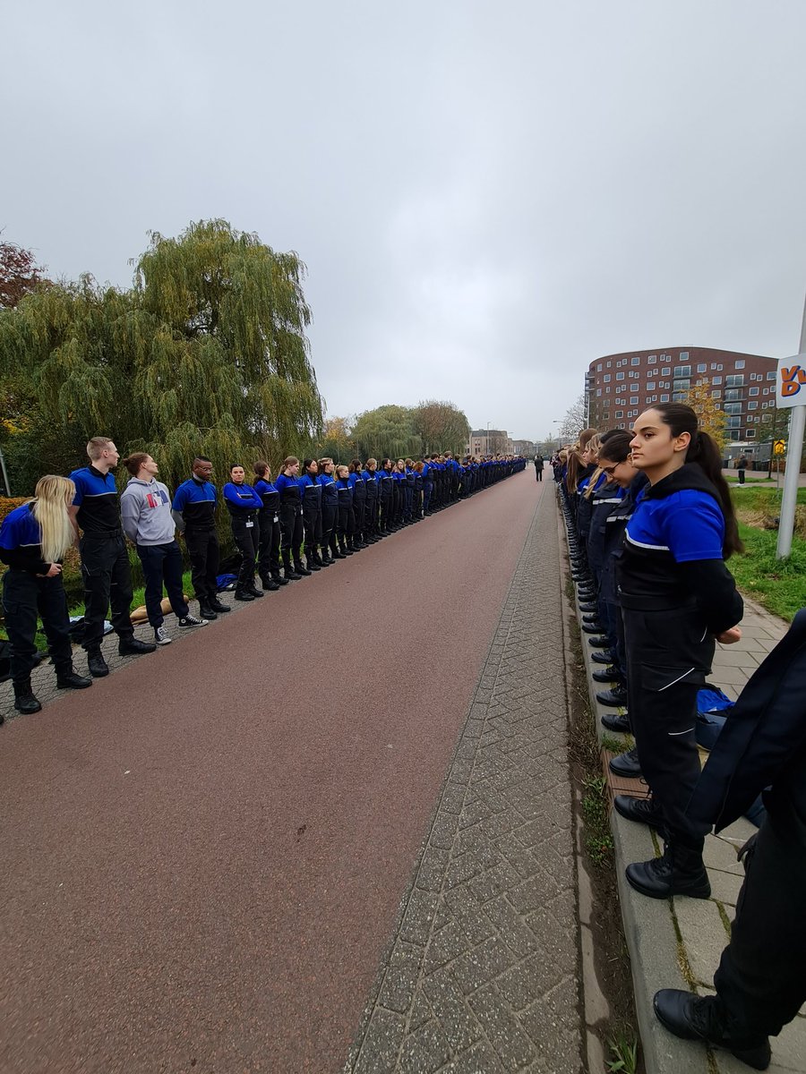 VCAmsterdam's tweet photo. Veiligheidscollege Amsterdam opleiding HTV, nam vandaag waardig afscheid van een student. Erehaag gevormd door alle studenten en docenten. Wij wensen de familie veel kracht en sterkte toe de komende tijd. https://t.co/Jh0xF2kAX2