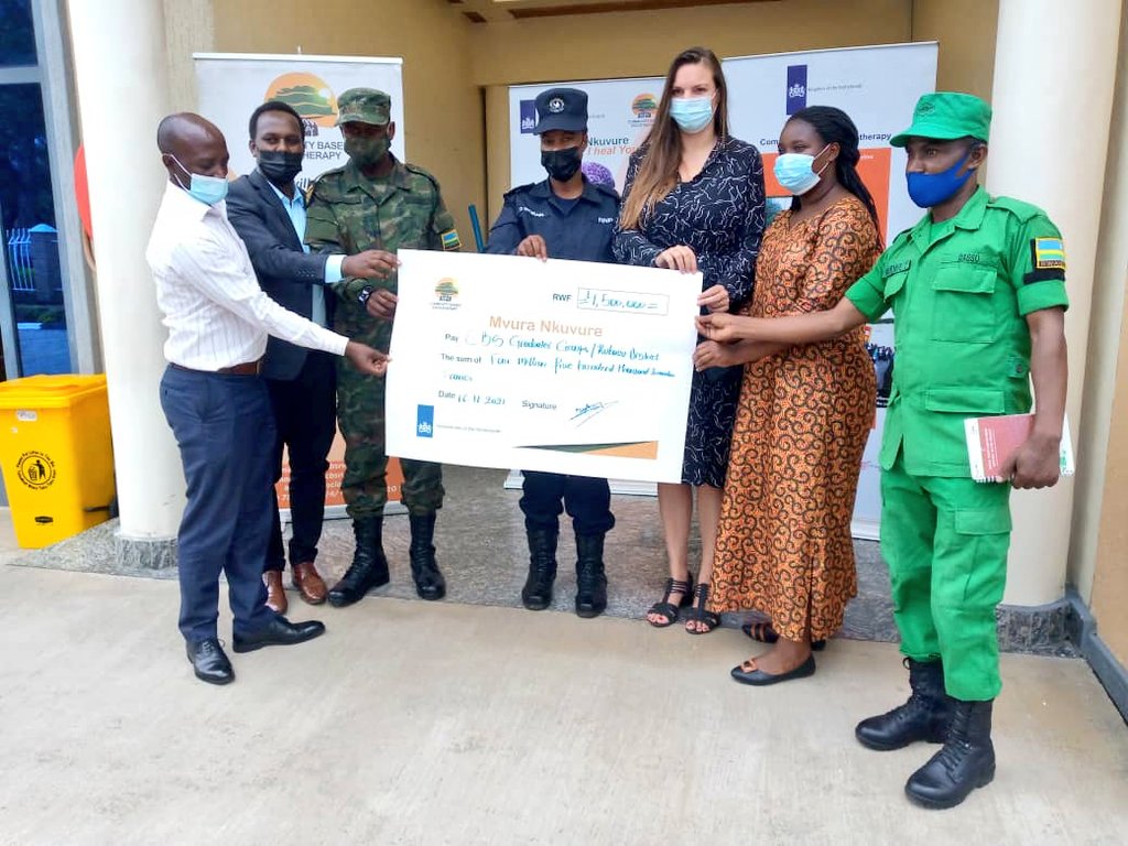 RubavuDistrict's tweet photo. Kubufatanye na @CBS__Rwanda Umuyobozi w'Agateganyo w'Akarere yashyikirije amatsinda ya Mvura Nkuvure inkunga ya Miliyoni 4.5 zizabafasha kwiteza imbere bashimangira Ubumwe n'Ubwiyunge mu gutegura ejo hazaza heza h'Igihugu.@RwandaUnity @Unity_MemoryRw @UnityClubRw @gatjmv https://t.co/h9j21E1uTX
