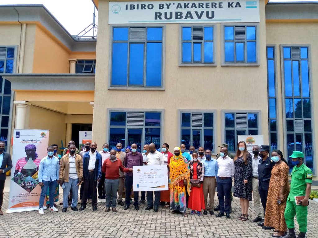 RubavuDistrict's tweet photo. Kubufatanye na @CBS__Rwanda Umuyobozi w'Agateganyo w'Akarere yashyikirije amatsinda ya Mvura Nkuvure inkunga ya Miliyoni 4.5 zizabafasha kwiteza imbere bashimangira Ubumwe n'Ubwiyunge mu gutegura ejo hazaza heza h'Igihugu.@RwandaUnity @Unity_MemoryRw @UnityClubRw @gatjmv https://t.co/h9j21E1uTX