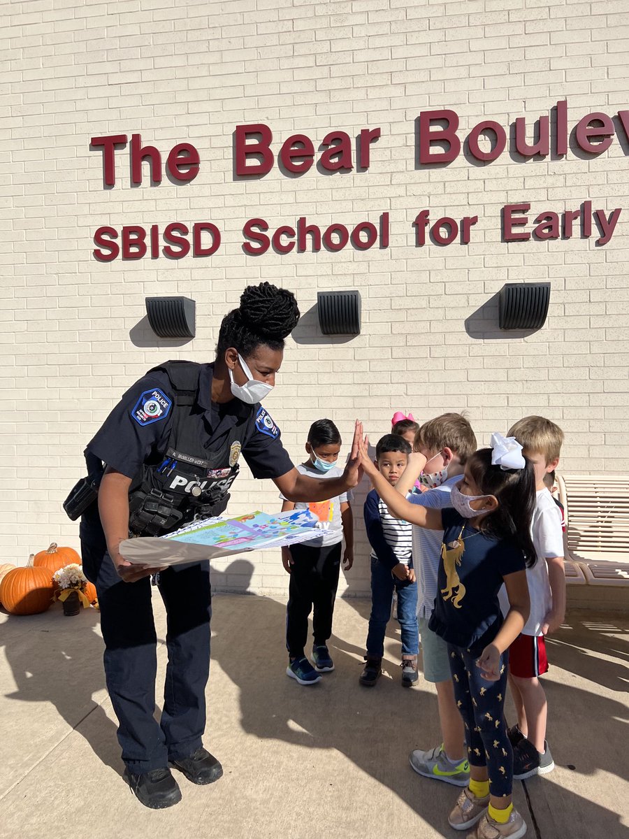 hammer2k's tweet photo. ⁦@BBS_Learns⁩ is thankful for our ⁦@sbisdpd⁩ Officer Bryant &amp; Officer Williams for keeping our community safe and being our #SuperHeroes!!! At BBS We Love to Learn🤗 ⁦@SBISD⁩ ⁦@jennifer_blaine⁩ ⁦@MJenParker⁩ ⁦@SbisdPreK⁩ https://t.co/L2vnbrCqBv