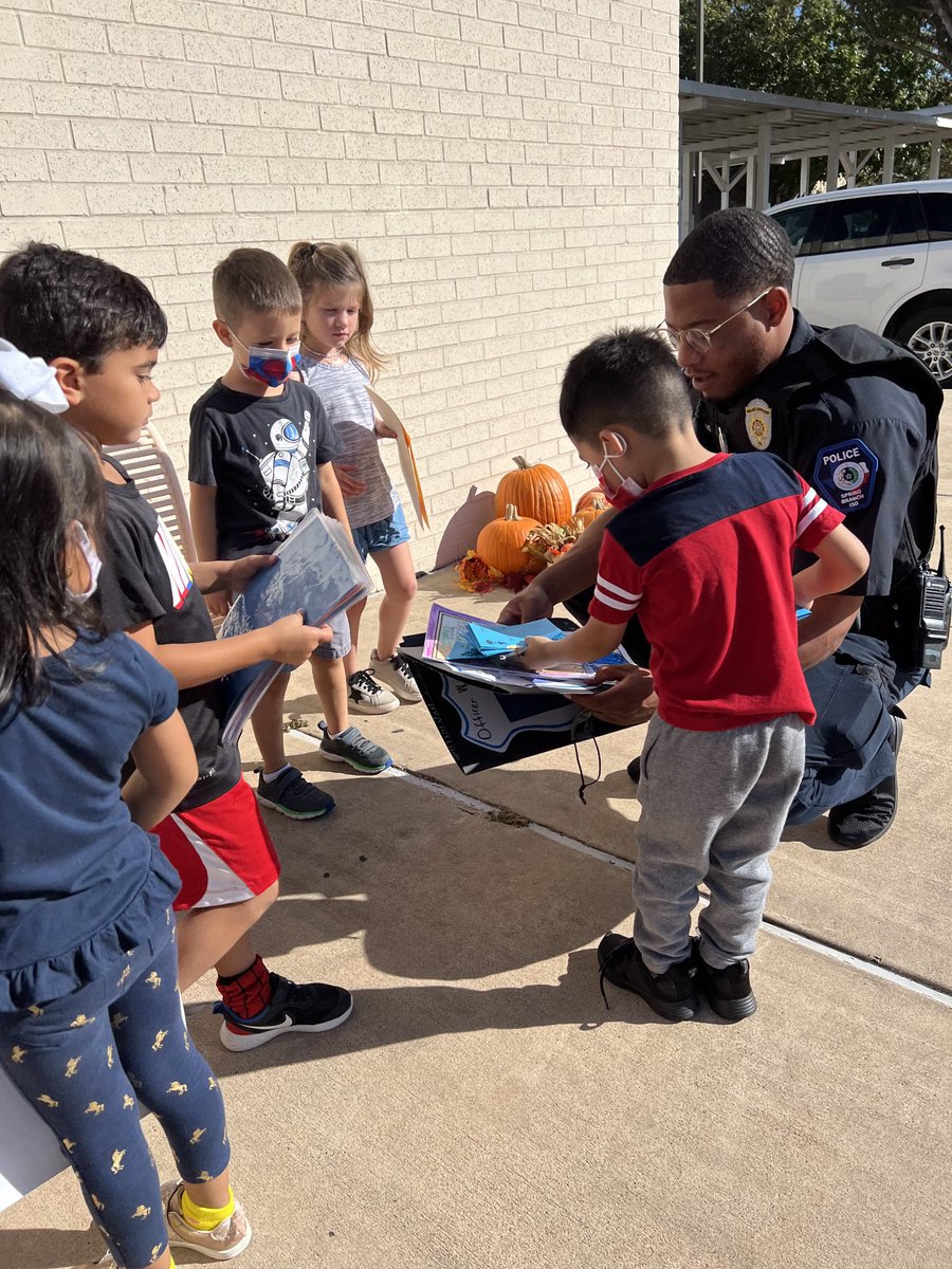 hammer2k's tweet photo. ⁦@BBS_Learns⁩ is thankful for our ⁦@sbisdpd⁩ Officer Bryant &amp; Officer Williams for keeping our community safe and being our #SuperHeroes!!! At BBS We Love to Learn🤗 ⁦@SBISD⁩ ⁦@jennifer_blaine⁩ ⁦@MJenParker⁩ ⁦@SbisdPreK⁩ https://t.co/L2vnbrCqBv