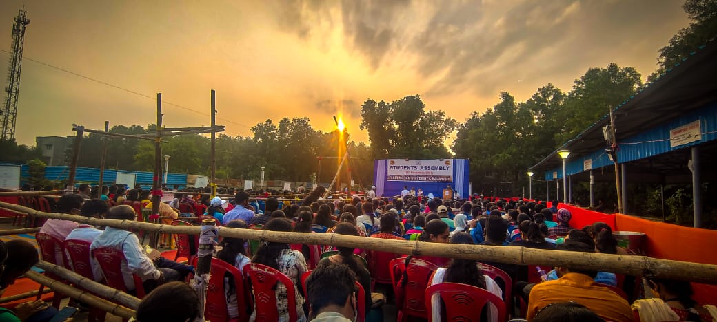 ManojSahooMantu's tweet photo. ଆଜି ଫକୀର ମୋହନ ବିଶ୍ୱବିଦ୍ୟାଳୟରେ ଏକ #StudentsAssembly ଅନୁଷ୍ଠିତ ହୋଇଯାଇଛି। ବିଶ୍ୱବିଦ୍ୟାଳୟର ଛାତ୍ରଛାତ୍ରୀ, ନିଜ ବିଭାଗର ଭାଇ ଭଉଣୀ ଓ ହଷ୍ଟେଲ ଅନ୍ତେବାସୀମାନଙ୍କ ସମସ୍ୟାକୁ ଆଲୋକପାତ କରିବା ସହ #ବିଶ୍ୱବିଦ୍ୟାଳୟର_ପ୍ରଗତିରେ_ଛାତ୍ରଛାତ୍ରୀଙ୍କ_ଭୂମିକା ସମ୍ପର୍କରେ ମତ ରଖିଲି।

ସୁଯୋଗ ଦେଇଥିବାରୁ ସଭିଙ୍କୁ ଆନ୍ତରିକ ଧନ୍ୟବାଦ। https://t.co/SPj26u9JQ0