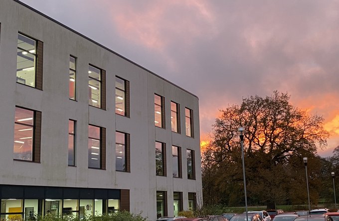 Moneypenny - Beautiful skies over our UK HQ his evening 😍 https://t.co/pexEN9F125