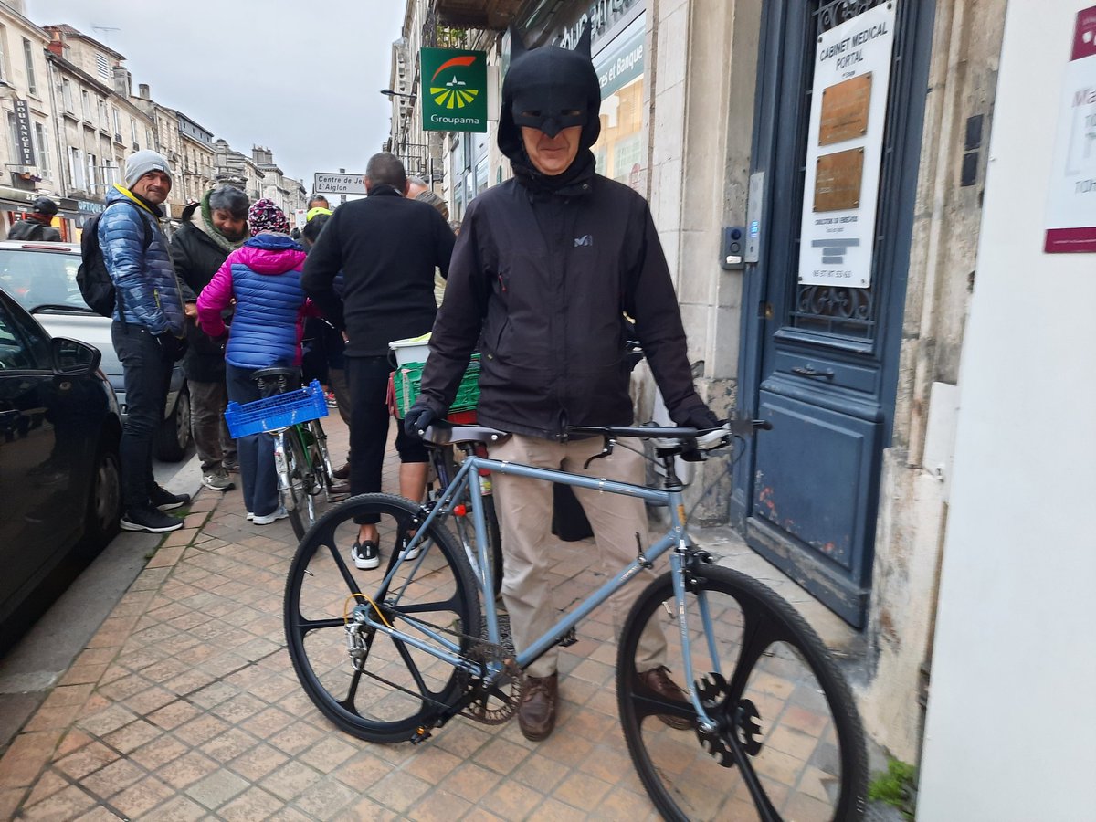 Distribution de Kit lumière pour les #velo ce soir devant l agence de #Bordeaux
Demain à l agence #Groupama de #Pessac et jeudi soir à  #Talence
Voir et être #vue c est essentiel !
#prevention #securiteroutiere