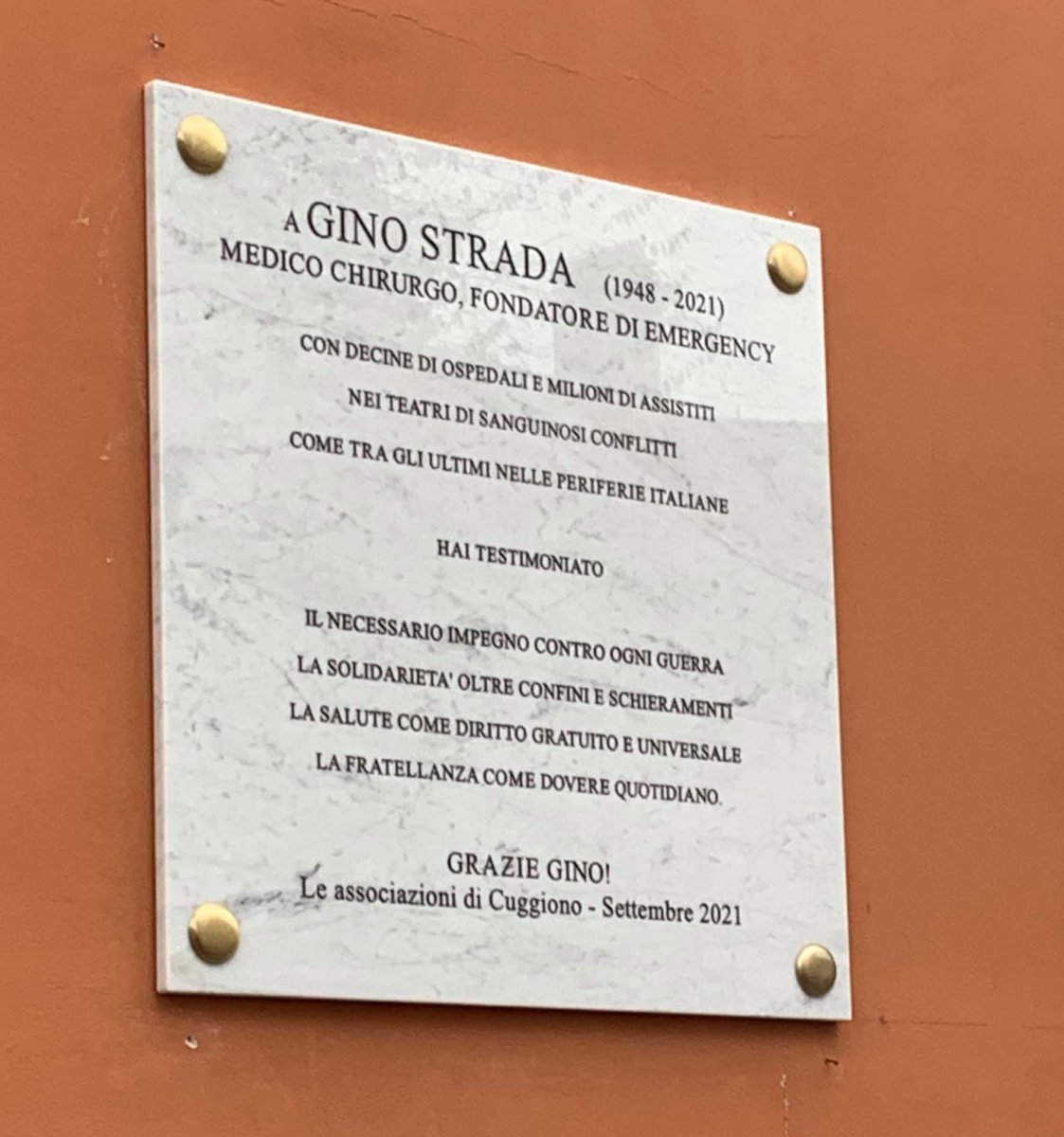 A Cuggiono con i sindaci dell'Altomilanese per dire grazie a #GinoStrada. Inaugurata la targa in ricordo del fondatore di @emergency_ong.