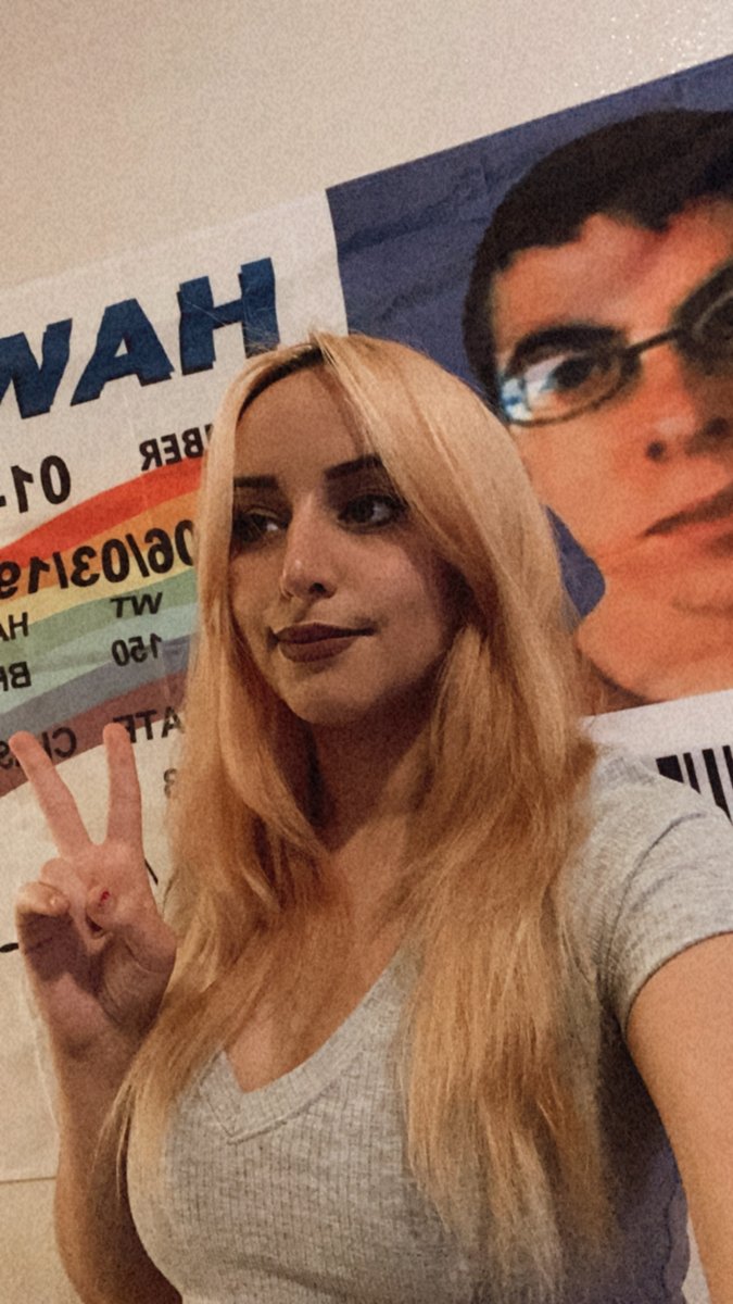 _Lisgood's tweet photo. descobri que comprei uma bandeira gigante do mclovin enquanto tava chapada https://t.co/J9uhuJXDKd